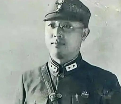 张轸是国民党第十九兵团司令，毕业于保定军校、日本士官学校，久经战阵，台儿庄战役、