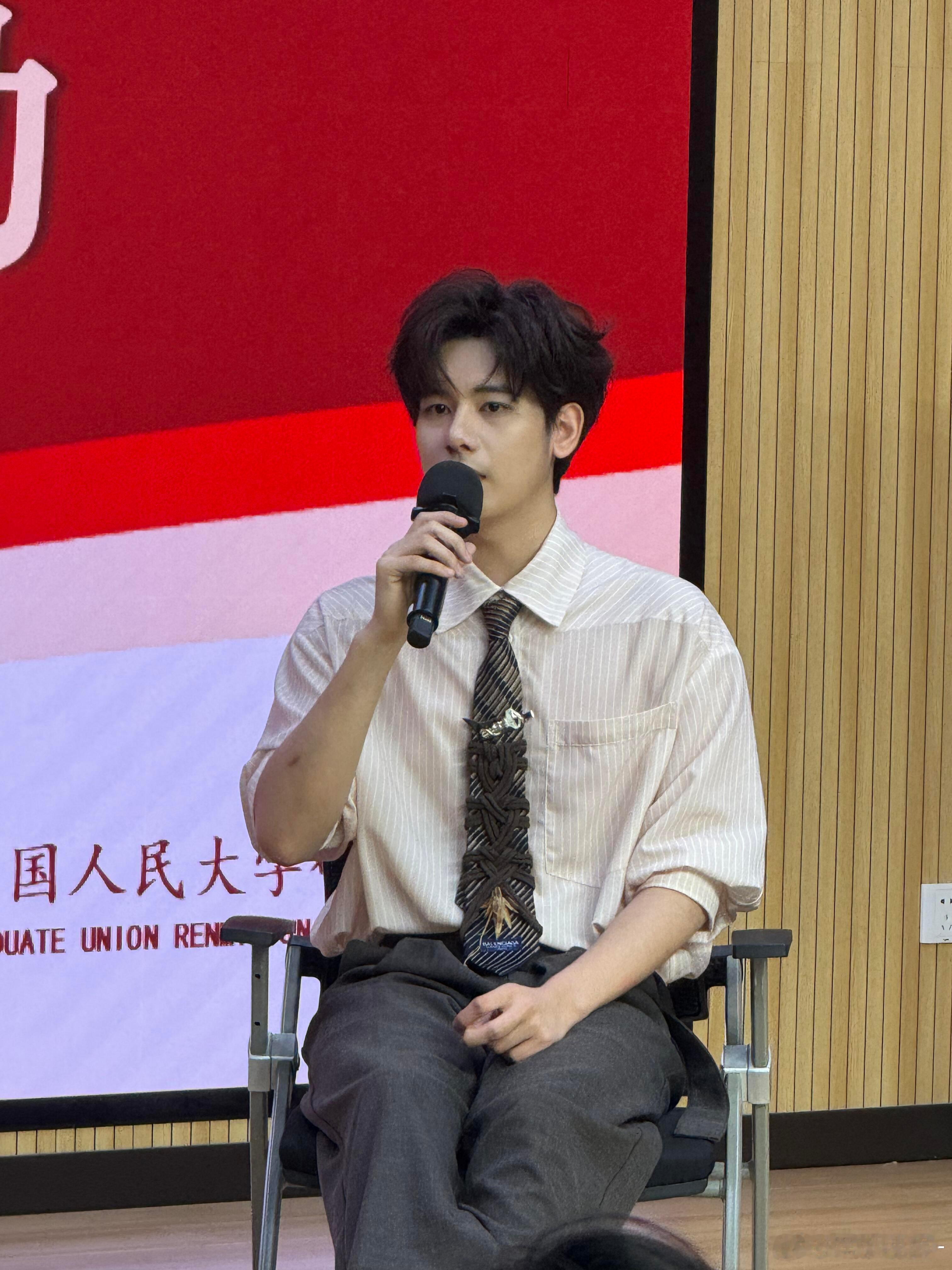 胡先煦打开衣柜全是衬衫胡先煦领口宴请八方胡先煦的私服被衬衫承包了！翻开衣柜放眼望