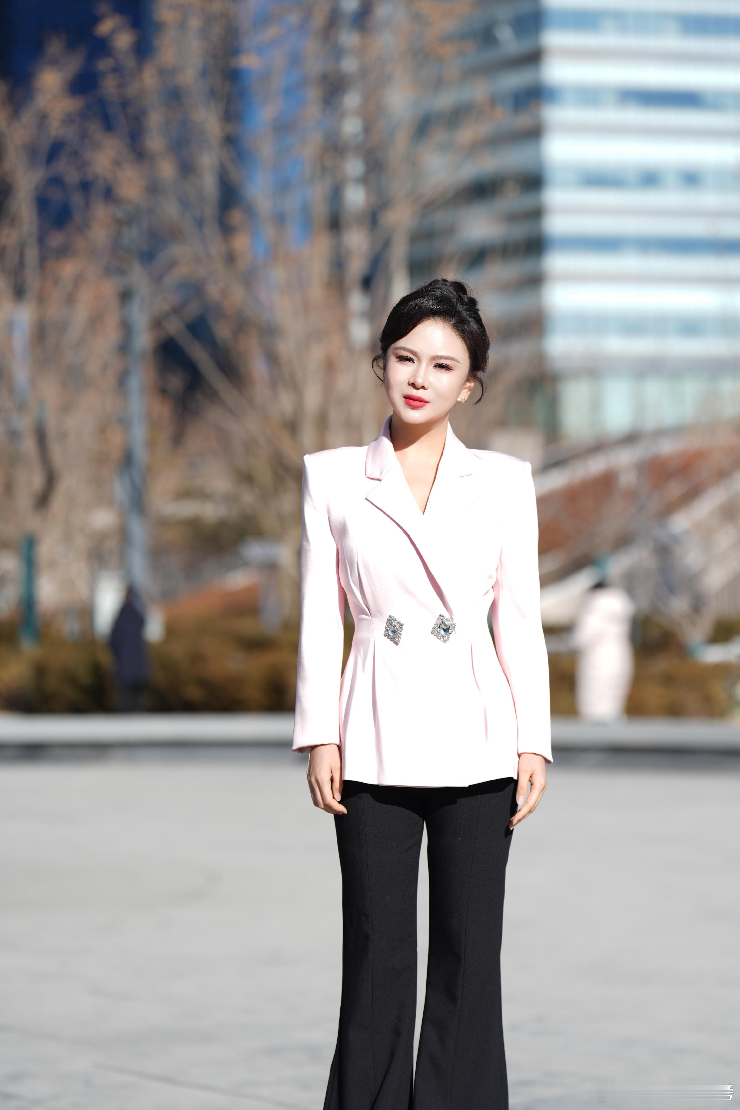 主持人刘美希时尚穿搭凤凰网主持人刘美希的三套西装造型也太会了吧！每一套都精准拿捏