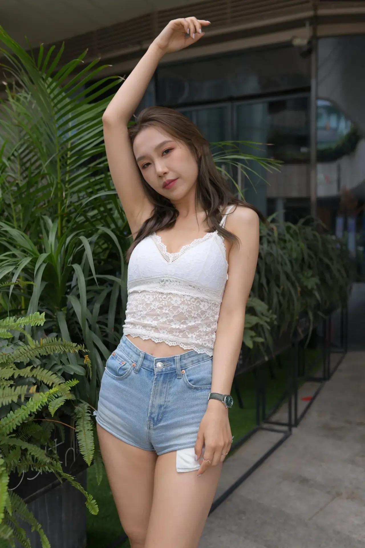 这个女孩在户外摆姿势拍照。女孩子怎么穿搭既时尚又好看?