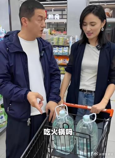 李亚鹏经济状况不好再次搬家，李亚鹏现任妻子海哈金喜发视频称，因要缩减开支，所以要
