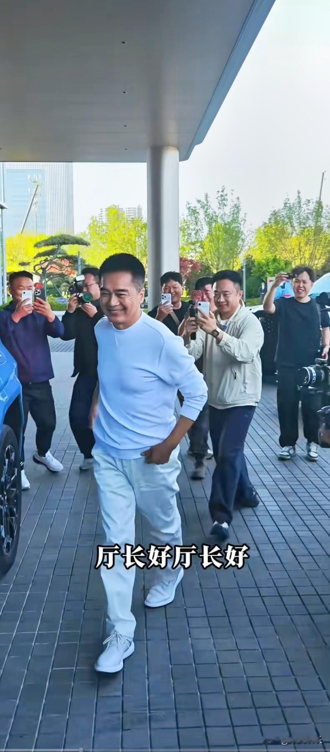 没办法，人家高度够了！
演员许亚军试驾坦克700越野车，现场惹人群围观，本人态度