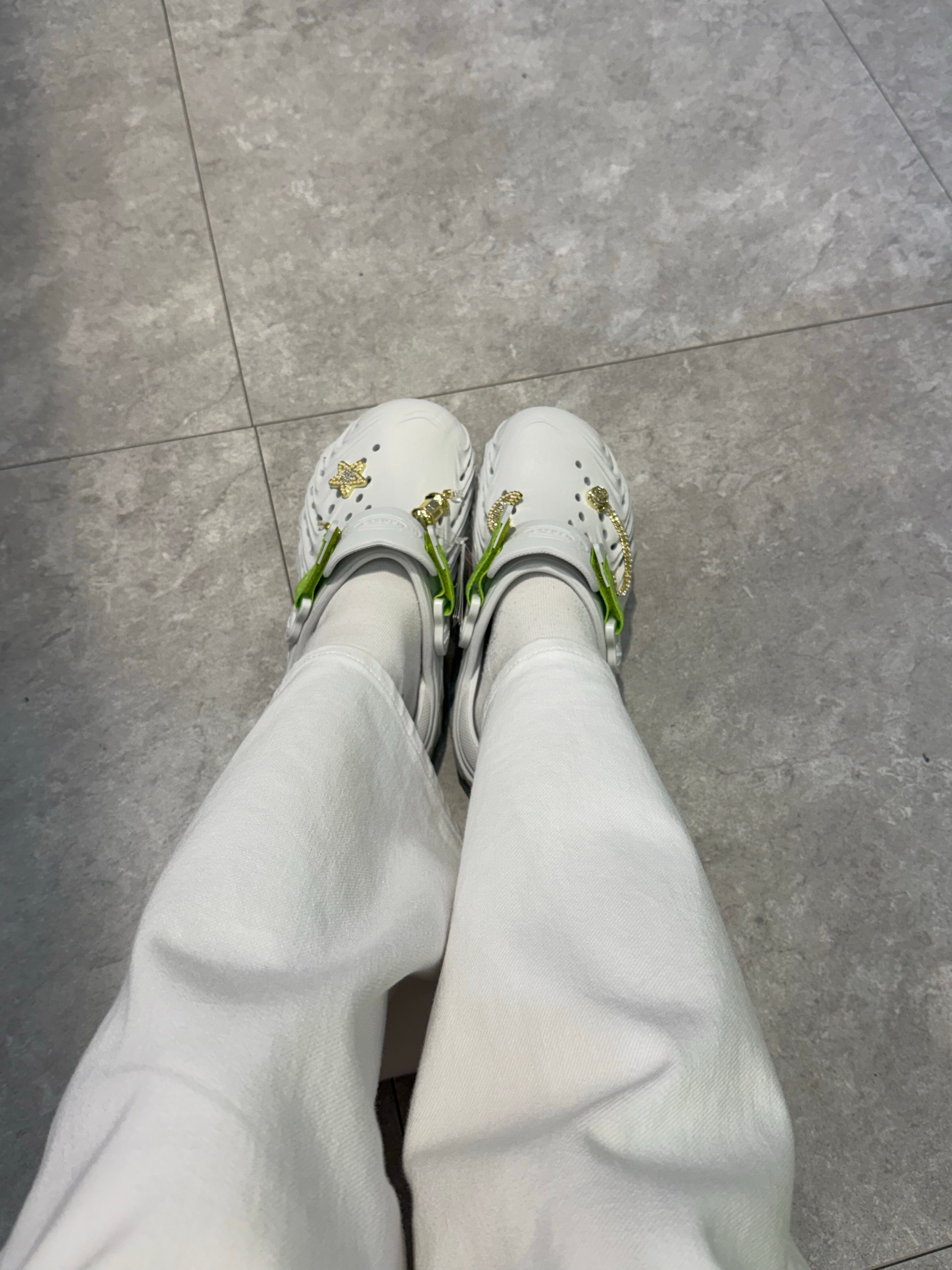 逛街路过看到东东代言洞洞鞋，同款居然有小码，还有周边  果断又买了一双  现在已