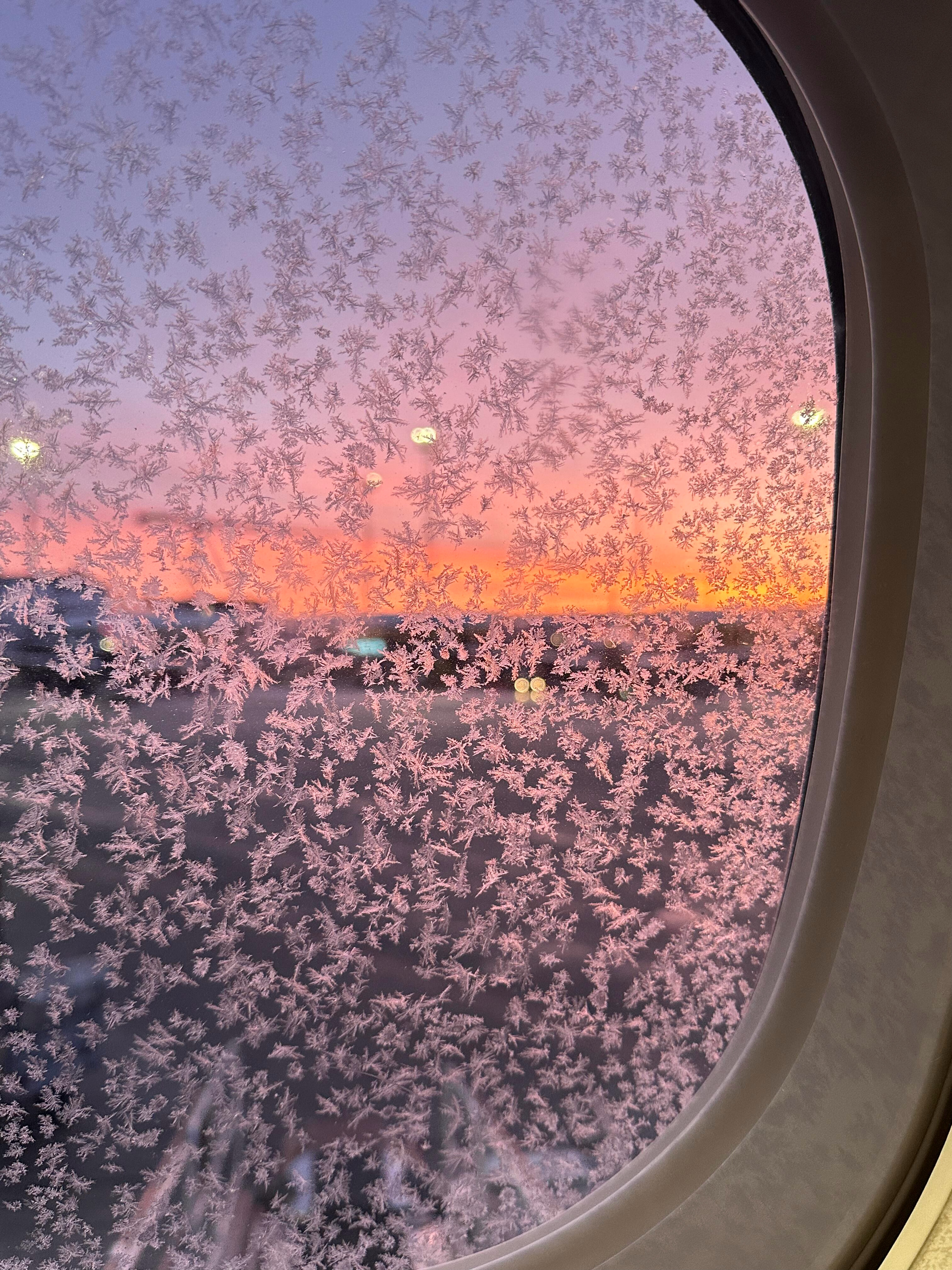 原来雪花❄️真的是花诶在飞机上拍到的雪花，背后的夕阳把雪花映衬的更美了。苏轼的“