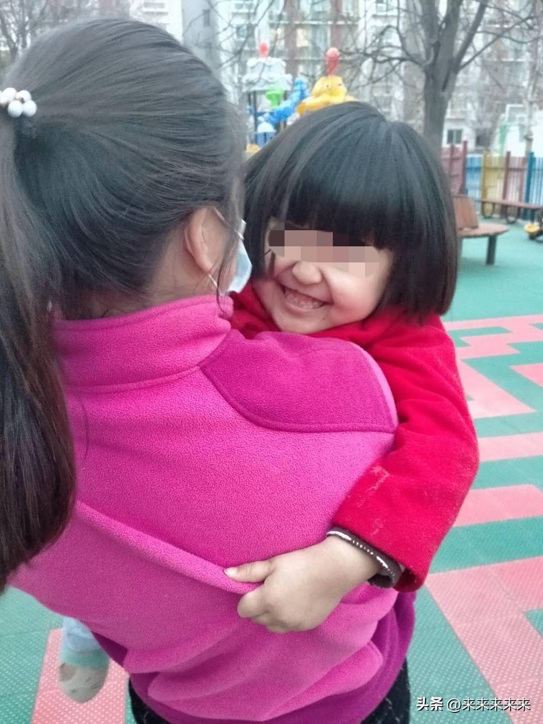 拆纱布的那天，诊室里安安静静，所有人的目光都落在病床上的女孩身上。
她慢慢掀开沉