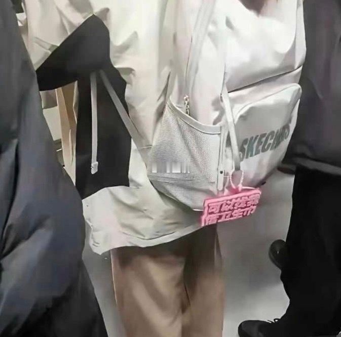 现在的女孩子还真够胆大的。主打一个自己不尴尬，尴尬的就是别人。 