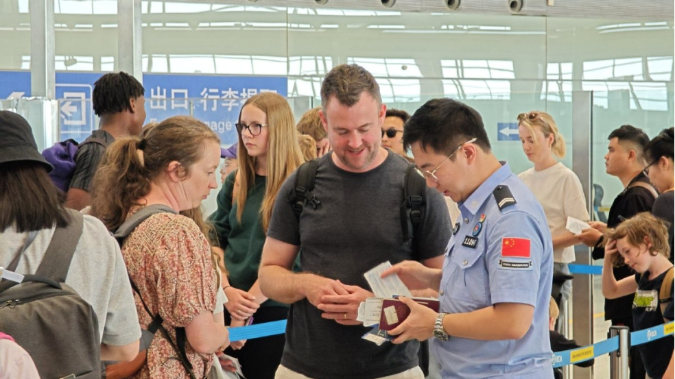 免签落地，外国人正成群结队涌入中国。今年一季度入境旅行已达2100万人次，同比增