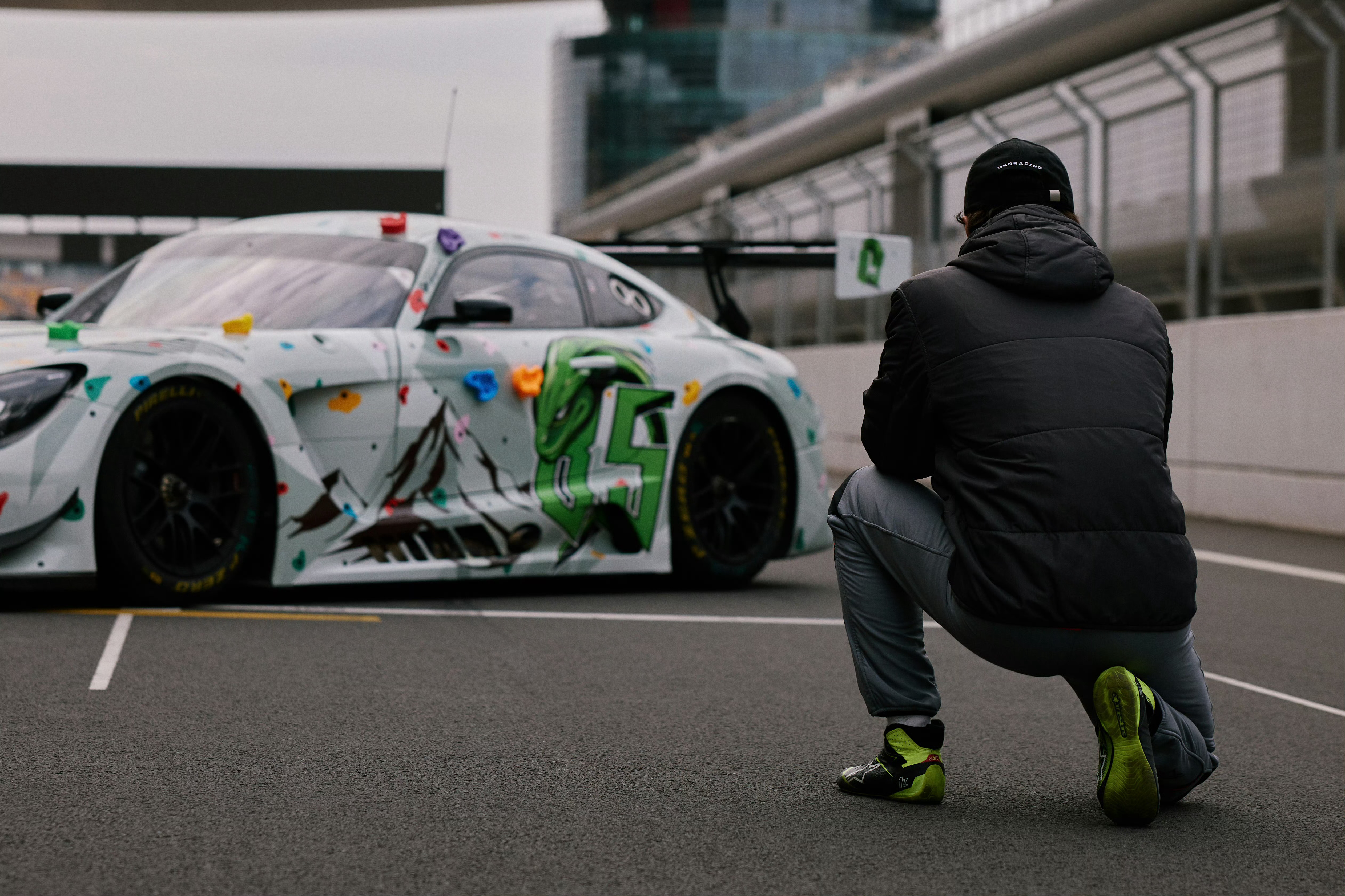 “王一博斗牛场骑牛” 和“王一博 一生要出片的中国男人”，这两个热搜话题很有意思