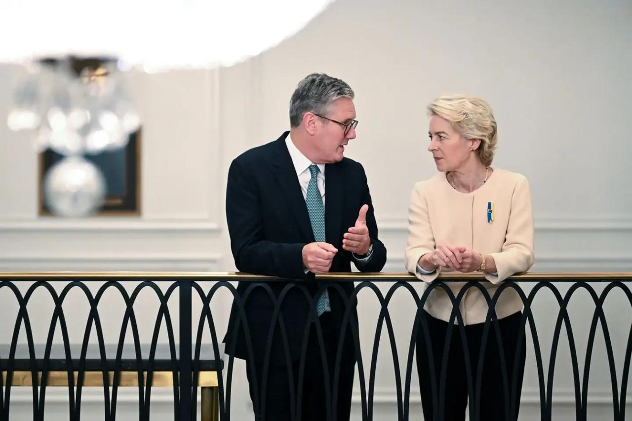 【斯塔默联手冯德莱恩，对俄资产的“致命切割”与西方内部分歧】
12月13日，英国