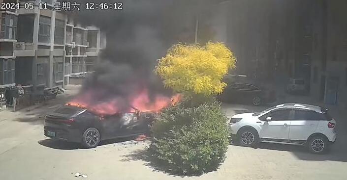 新能源车起火事件总是让大家绷紧神经，这不，问题又来了。前两天，天津一小区内的一辆