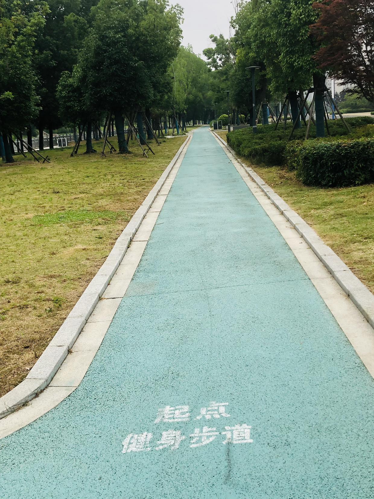 我的今日状态：😁轻松愉快
我这里的天气：☁️阴天
今天常州雾蒙蒙的，22到30
