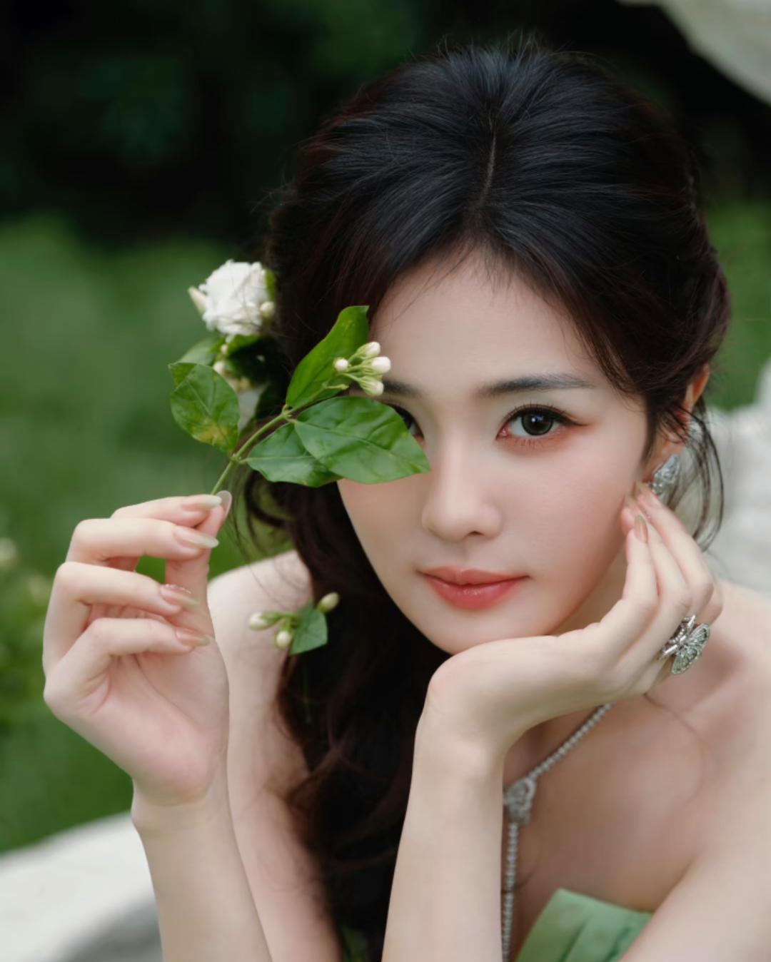 白鹿现在争议还没停，这时候《莫离》开播，确实不算一个好时机。从《奔跑吧》里的言行