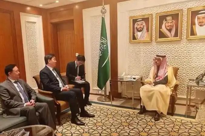 中东局势再度升级，美以伊三方彻底陷入消耗战，就在这时，中国特使果断出手。根据沙特