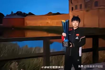 夕阳下
她是一朵向阳花
花开的美好
映红了晚霞……

从此后
身披战袍
南征北战