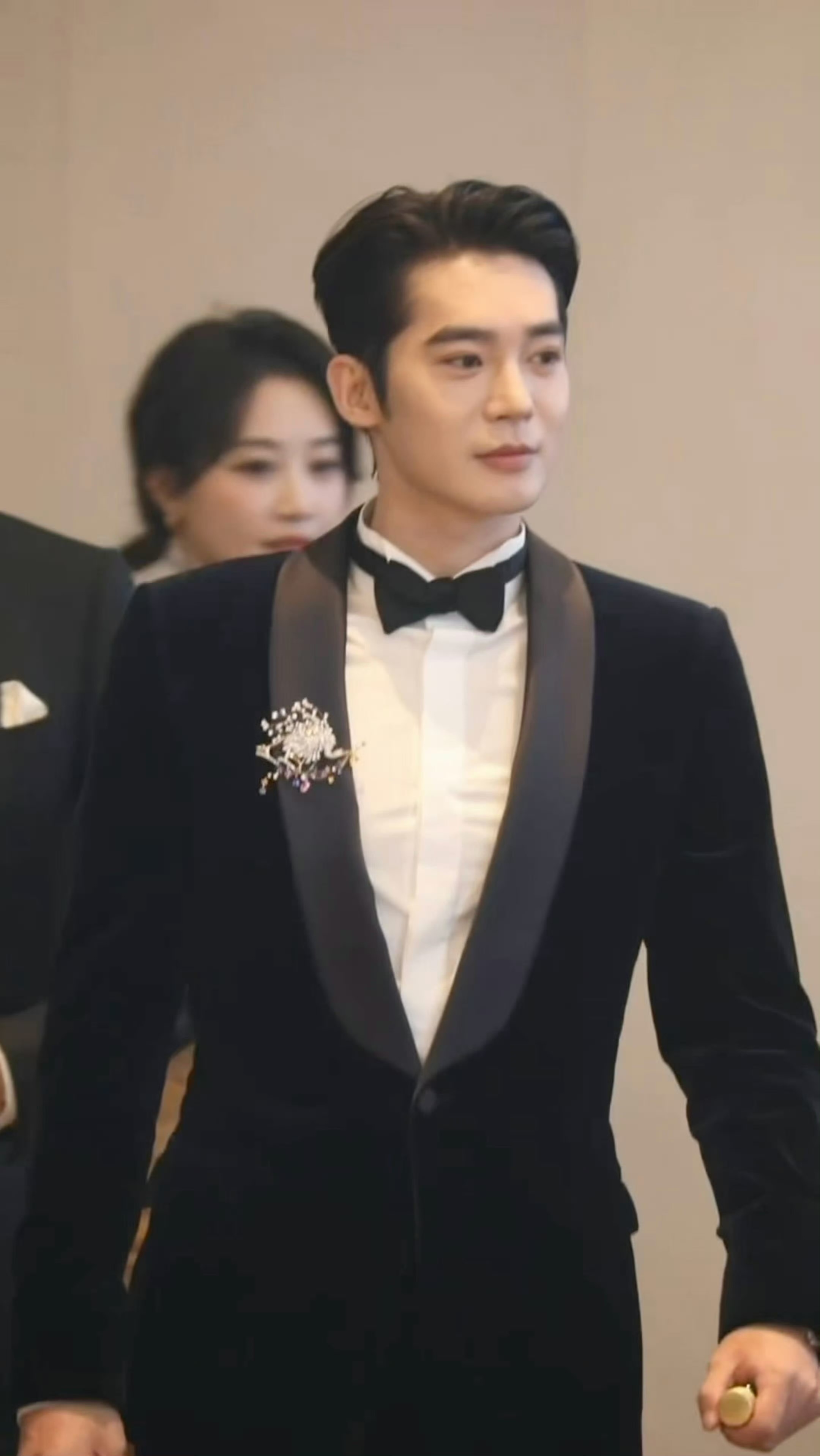 于适王耀庆北影节红毯同框于适王耀庆北影节红毯同框，两个人共打一把伞 