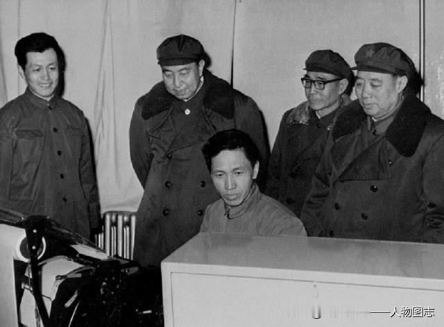 1977年4月18日，华国锋视察大庆油田科学研究设计院电子计算机计房。