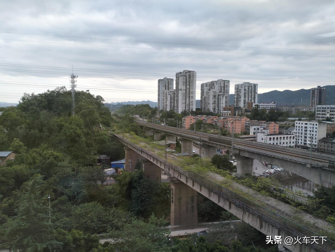 乘坐重庆市郊铁路江跳线列车跨过渝贵铁路，这一片是大渡口区跳磴，图中远处的桥是渝贵