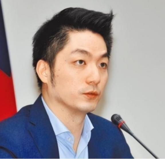 邱毅说，台北市市长蒋万安曾宣称，如果大陆继续在台海进行军机绕台和军演的话，他就要