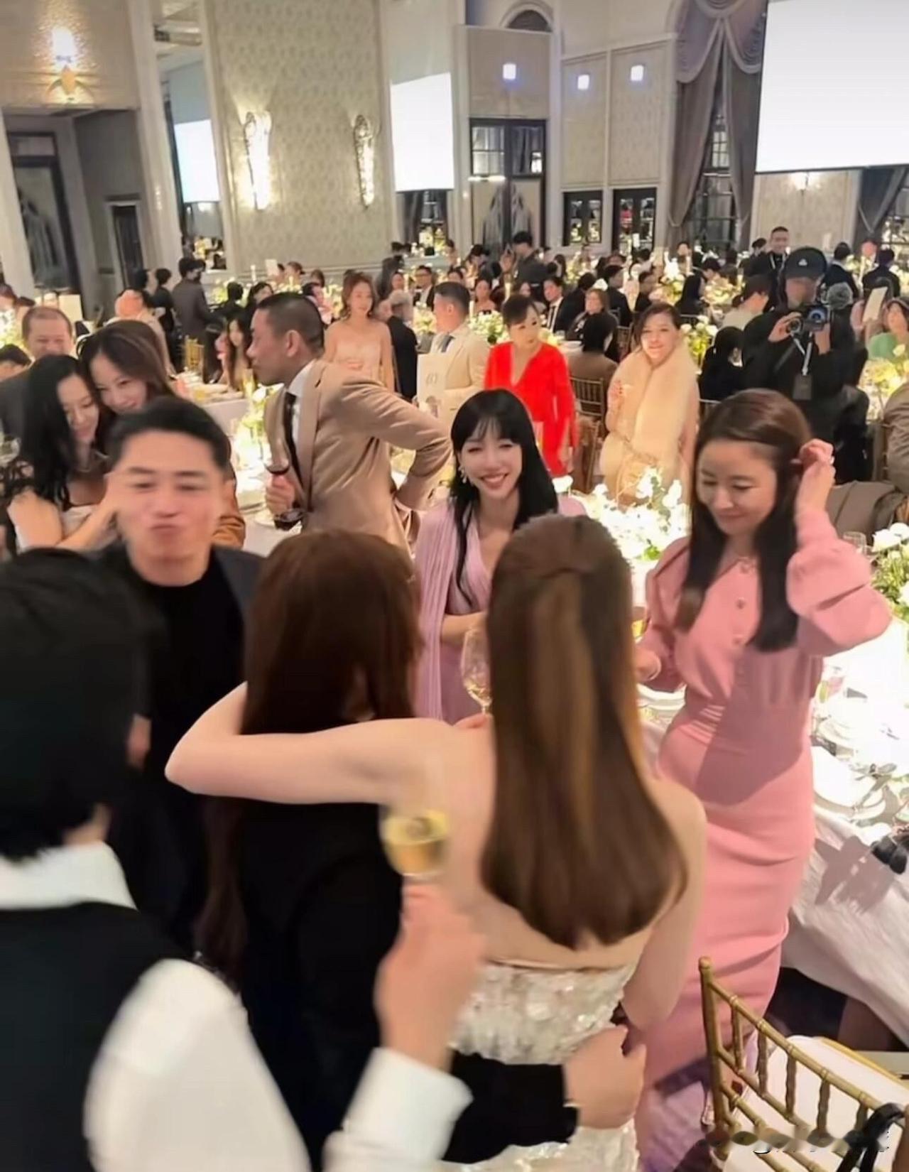 霍建华索吻邱泽，他这样让我有点不适应[捂脸]

李靓蕾刚刚分享了邱泽喜宴上的照片