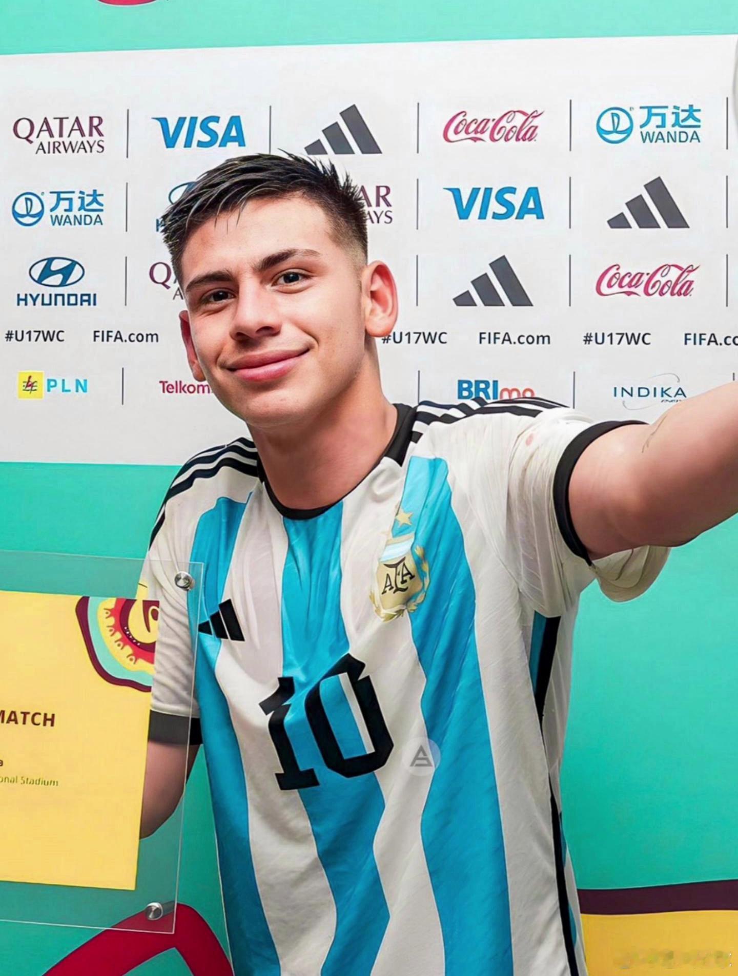 曼城小将埃切维里的租借生涯生变，其经纪人在采访中明确了他后续的转会动向与相关诉求