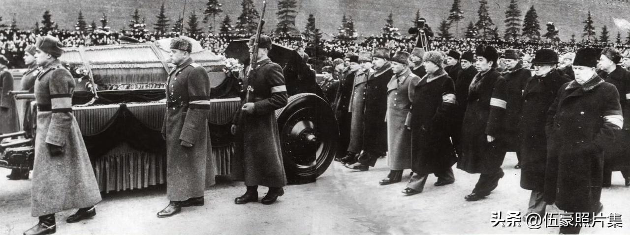 1953年3月9日，斯大林同志葬礼正日，周恩来总理与赫鲁晓夫、贝利亚、马林科夫等