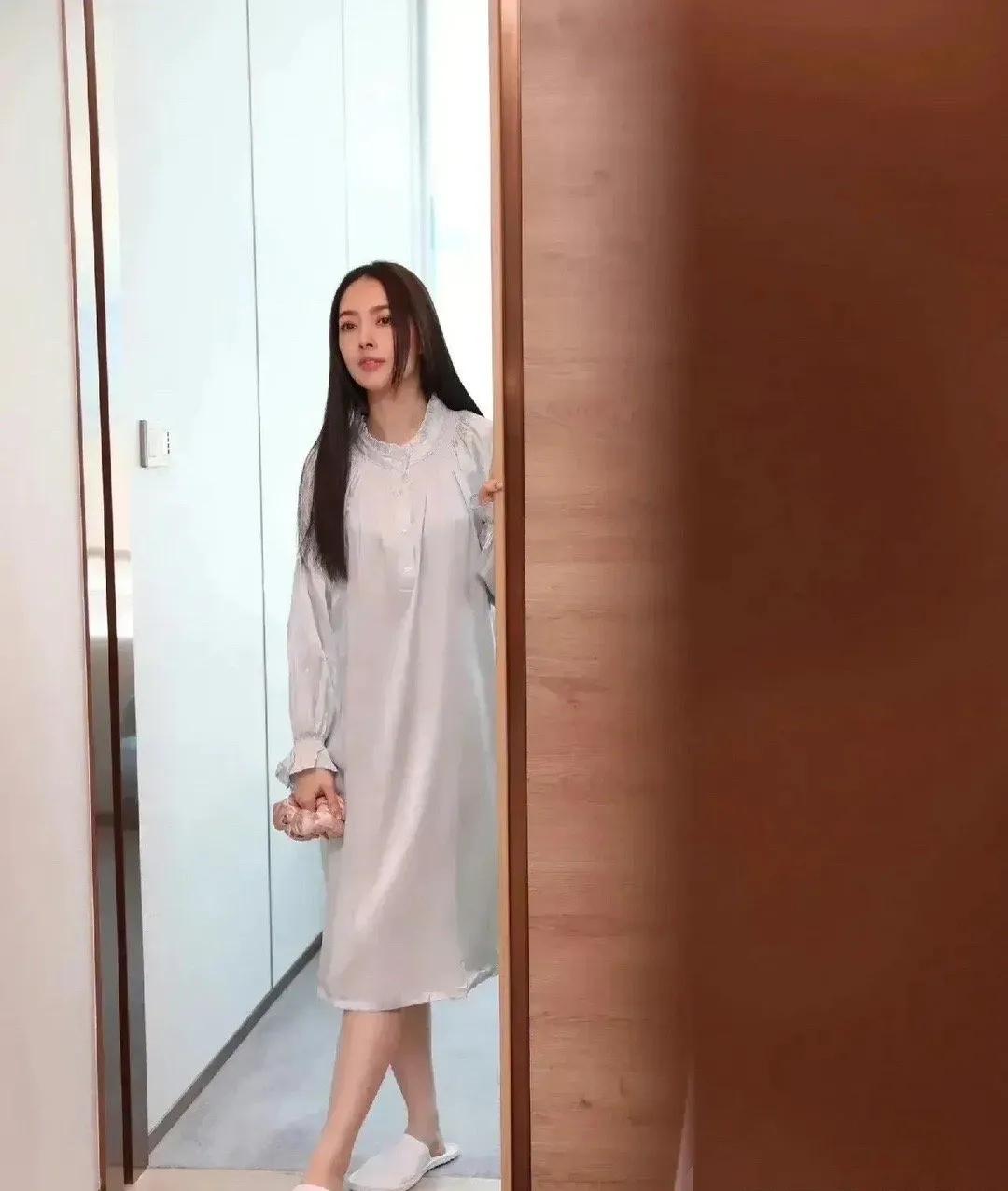 郭碧婷的这个大肠发圈，看起来平平无奇，其实是桑蚕丝的质地，价值近三百元，这对她来