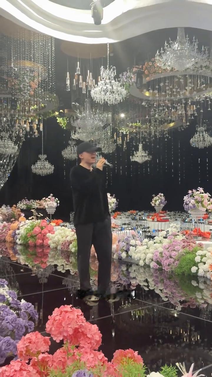 完整版来啦。
从小爸妈就对我讲，黄梅戏可不是很好唱。模仿着大人身段模样，实现了我