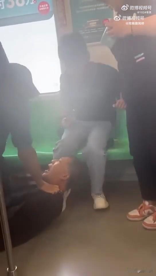 这男人挺没有品的，不给让座就要推搡动手？这次必须给周围帮忙的群众点赞👍

网友