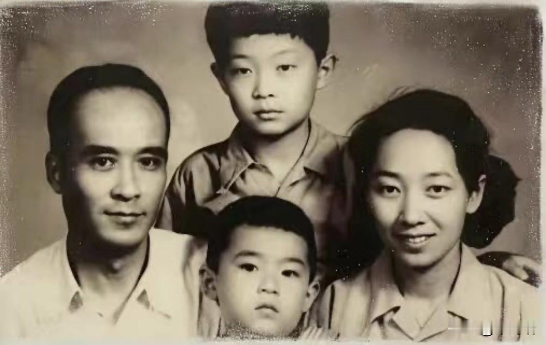 这张照片是1958年拍摄于北京电影制片厂大院内的全家福，记录了著名表演艺术家田方