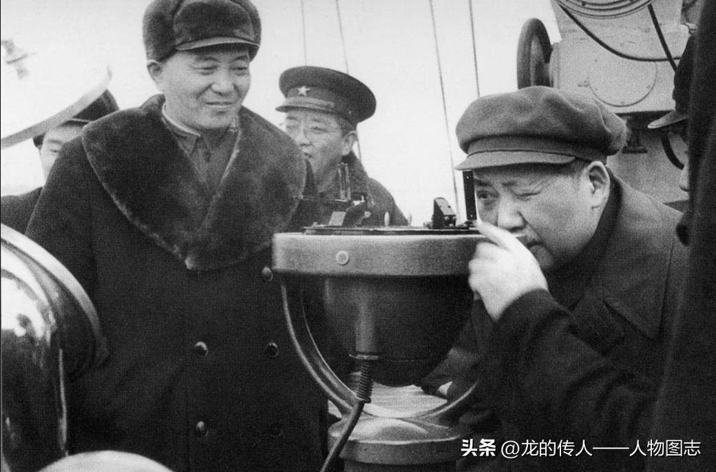 1953年2月24日毛主席视察海军东海舰队，并检视鱼雷快艇的设备