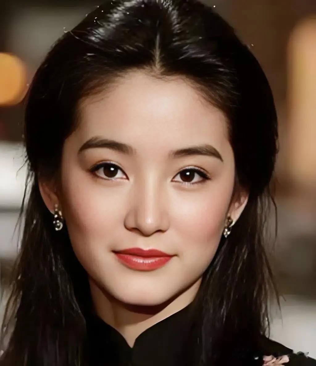 你知道什么叫真正的风华绝代吗？看看最近刷屏的林青霞旧照就知道了！

当年的她，美