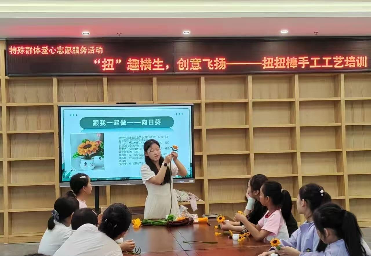 聊城市图书馆的“扭趣横生”手工活动太有爱啦！

这次特邀小老师教大家用扭扭棒做向