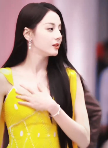 #迪丽热巴生图美貌神#生图中的迪丽热巴，那美貌简直无法抵挡！ ​​​