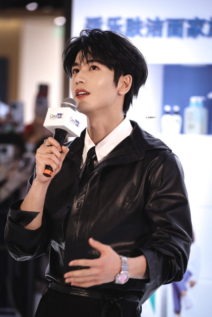 张凌赫黑皮衣白衬衫领带造型  张凌赫黑皮衣slay感  张凌赫今日份活动造型有，