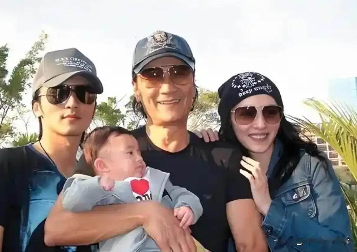 谢贤走了，最放心不下的人不是谢霆锋，也不是女儿谢婷婷，而是两个未成年的孙子。
