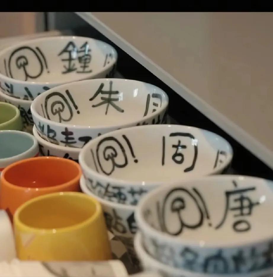 阿娇太有心了
阿娇还保留着浪姐中每个姐姐的碗，她说:“参加完《浪姐》后，找人画的