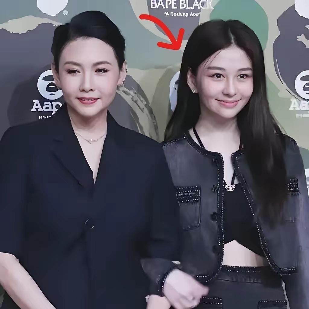 沈月最大的苦恼就是和妈妈同框，
很难做自己，
永远都是邱淑贞的女儿，
邱淑贞实在