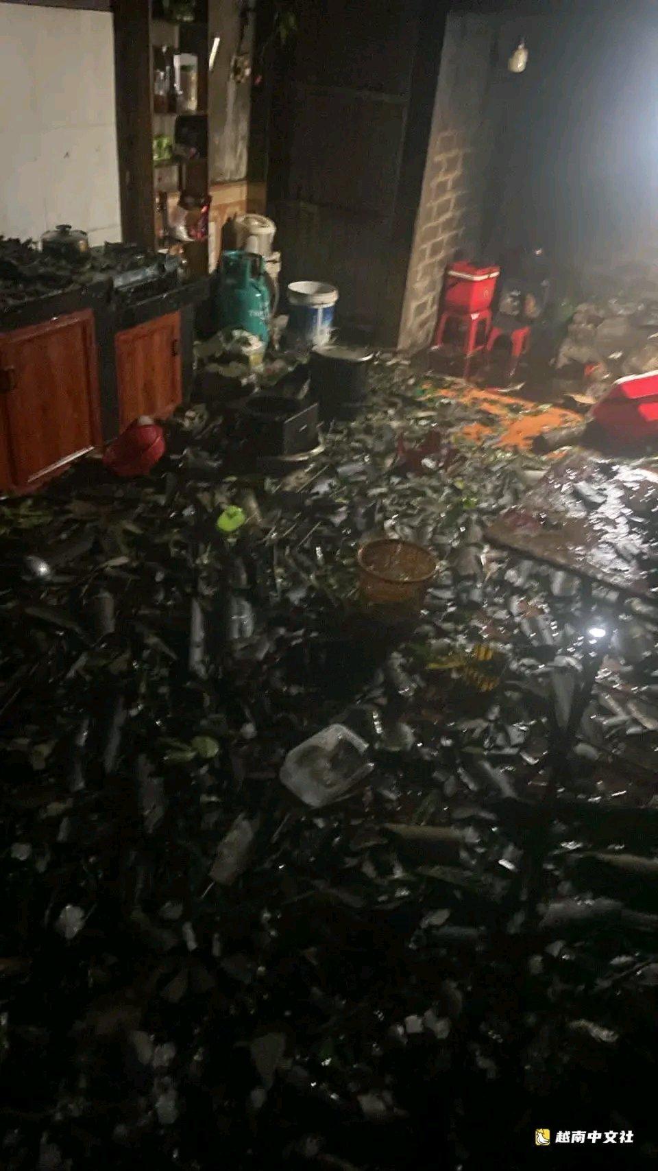 婚庆本是喜气洋洋的事儿，可遇到极端天气就糟心了。之前有个婚礼，婚庆帐篷被雷暴无情