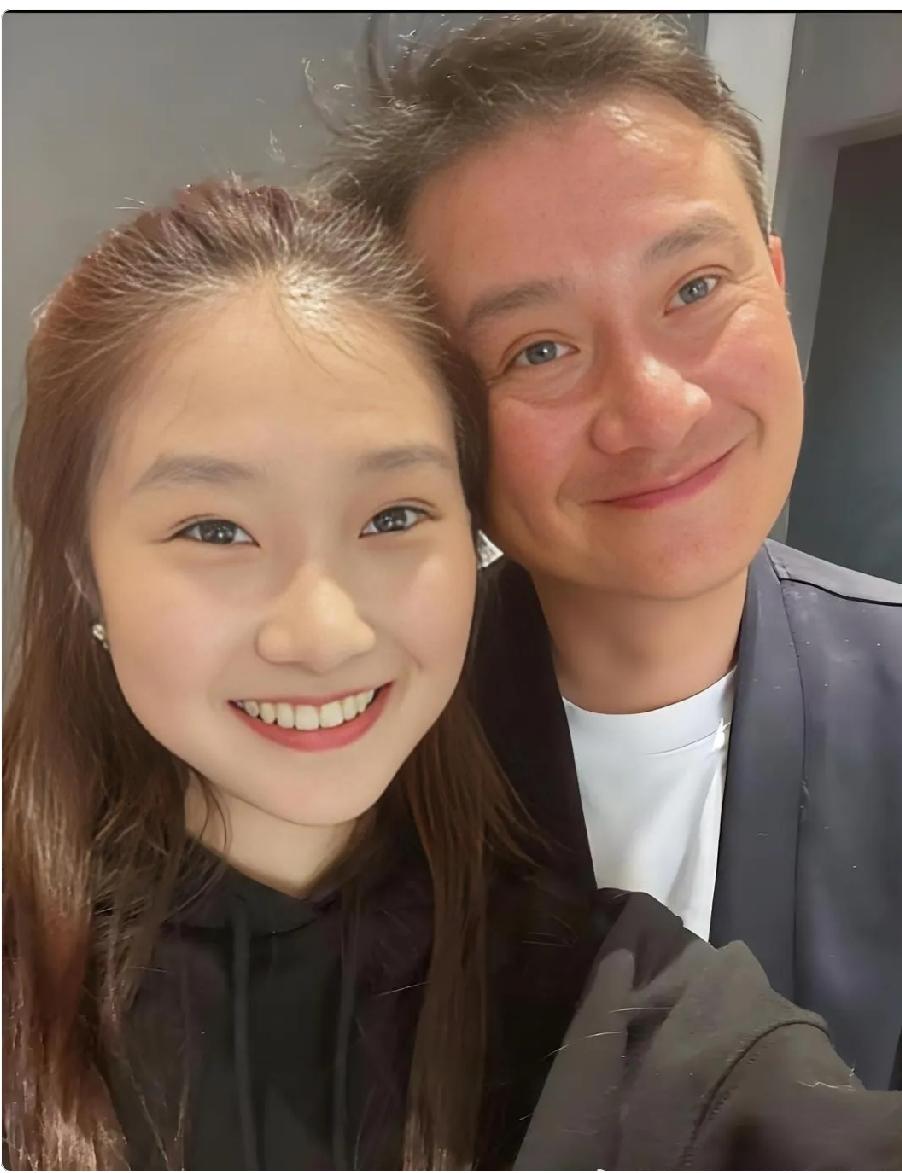 可惜了，这两年他不知道经历了什么，一头白发，他可是84年的。几年不见，几乎认不出