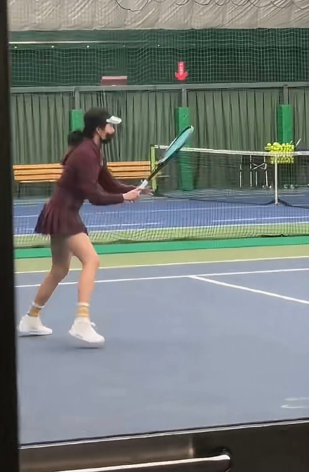 偶遇关晓彤打网球 关晓彤打网球时身姿舒展，健康的美感真的太有感染力了。打网球偶遇