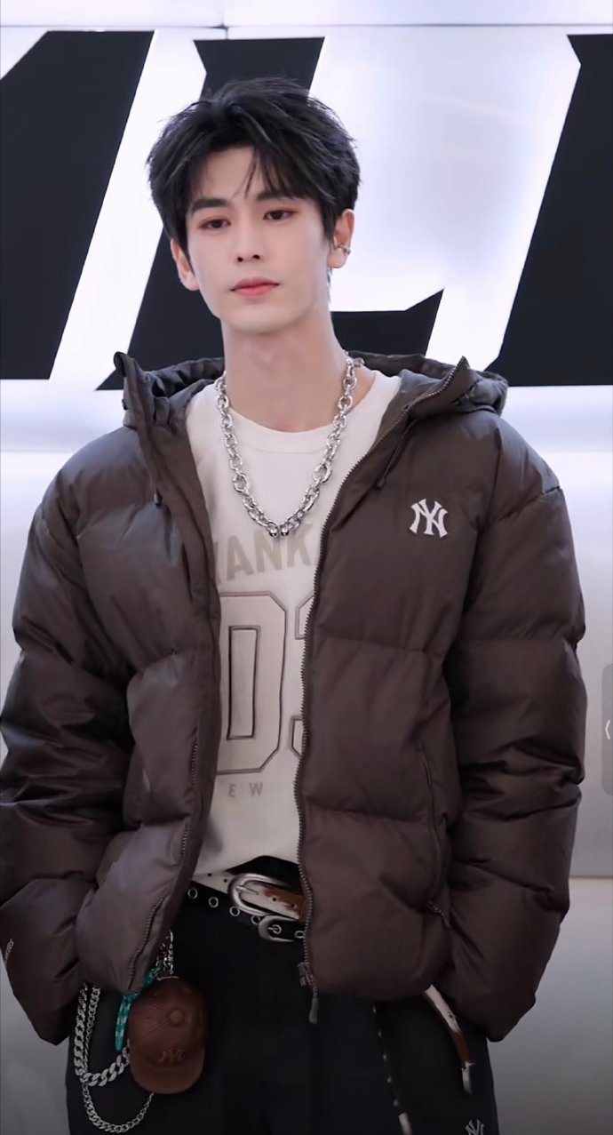 这阵仗也太夸张了吧！上午商场就被围得水泄不通，粉丝们举着应援牌早早来占位置，看来