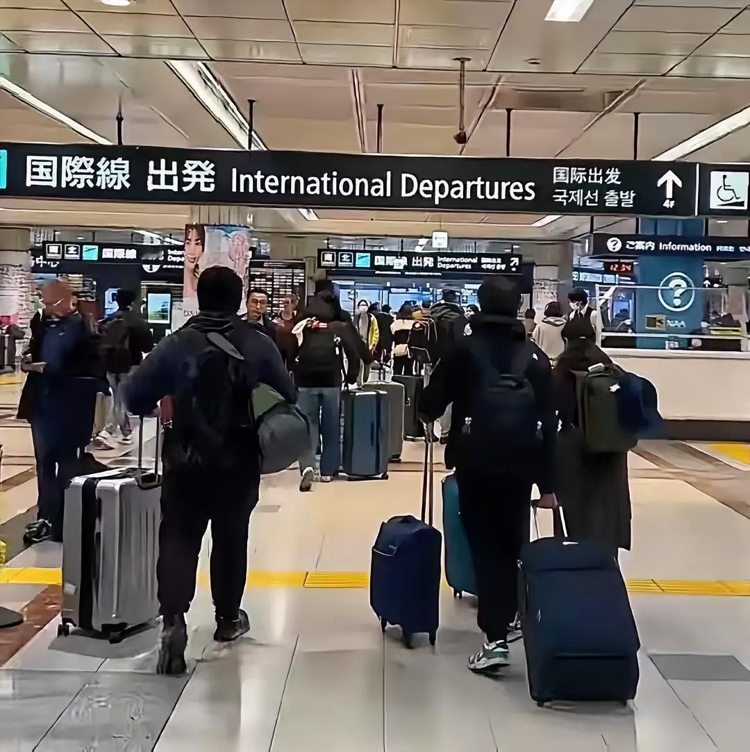那些滞留在日本关西机场的国内游客，估计肠子都悔青了。
​关西机场挤满了回国的人，