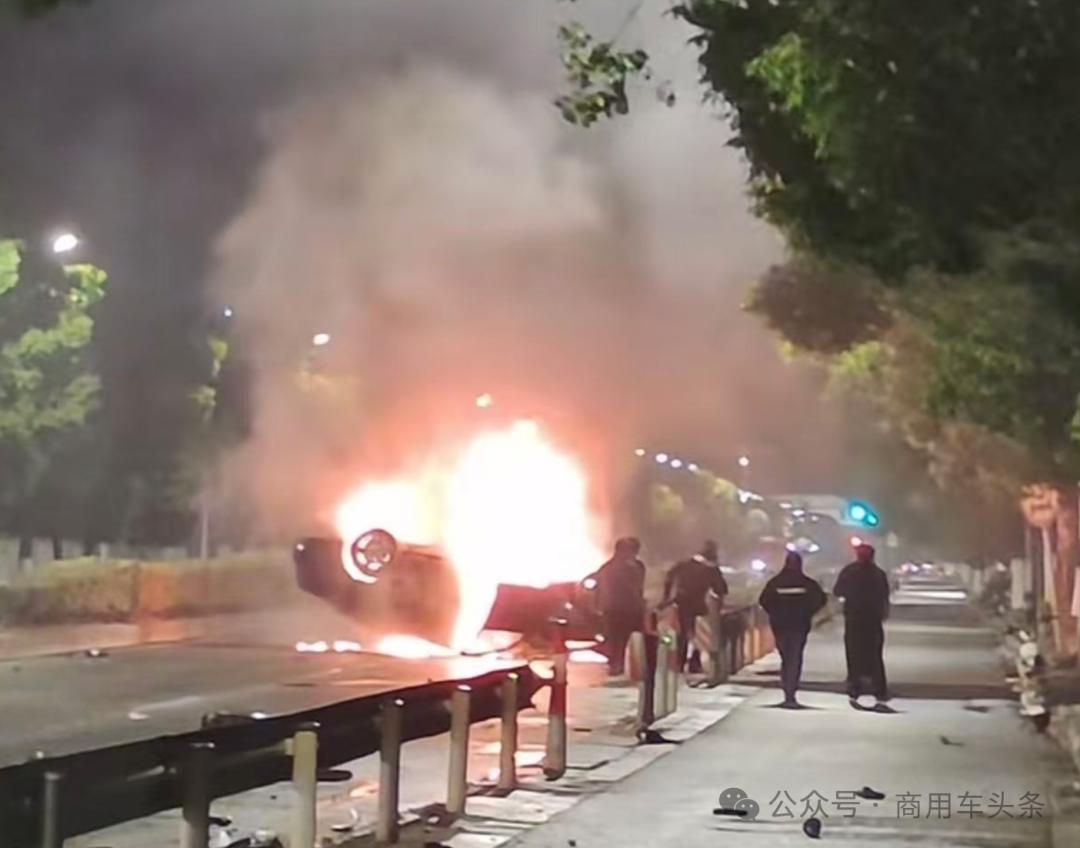 上海惠平路翔江公路突发车祸：车辆翻车起火

12月21日凌晨，上海嘉定区惠平路翔