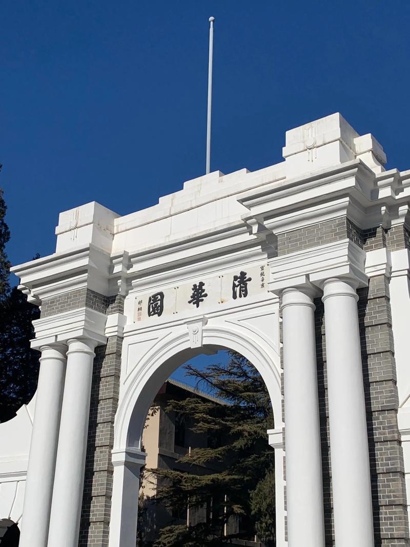 清华男生为300块报警！追回就捐了，网友吵疯：较真值不值？
 
清华园惊现“硬核