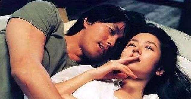 这是现在中年夫妻最真实的生活方式
 
1. 无性、无爱、无话，是常态
你刷你的手