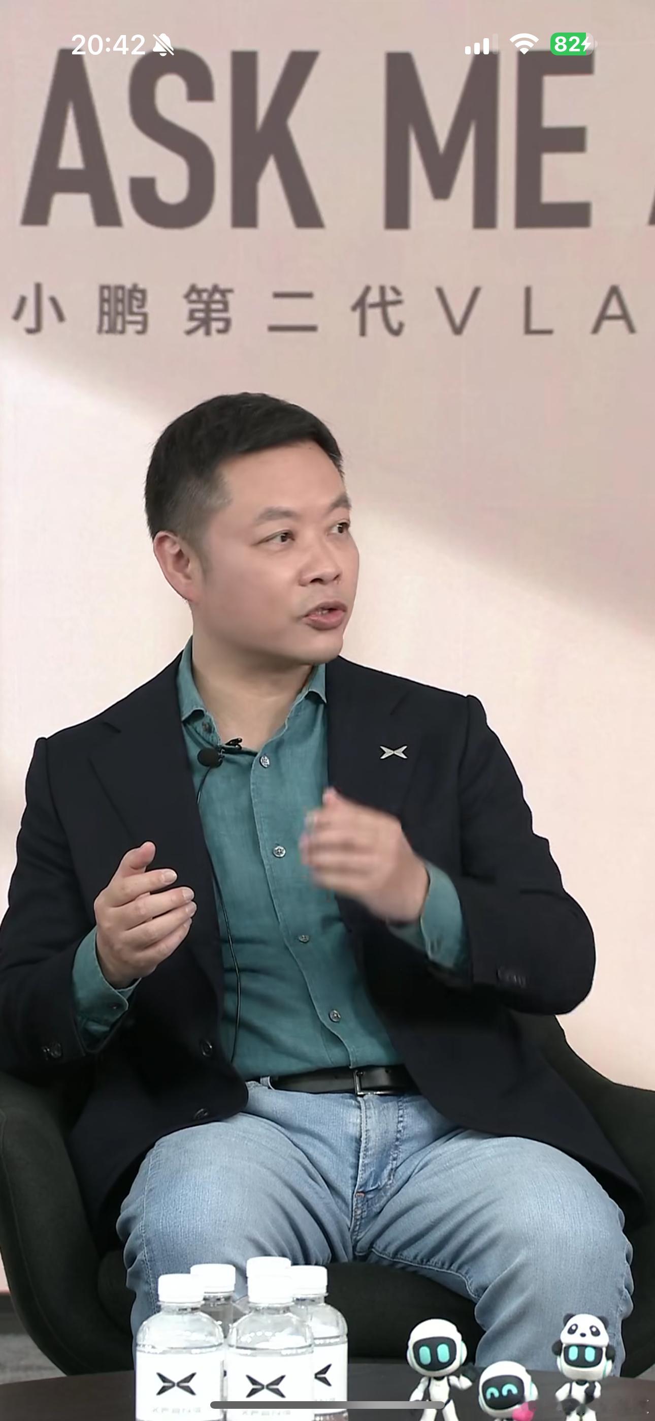 何小鹏核心解读：VLA用“连续视频流”替代“单图识别”，雨夜感知优于人眼（如手机