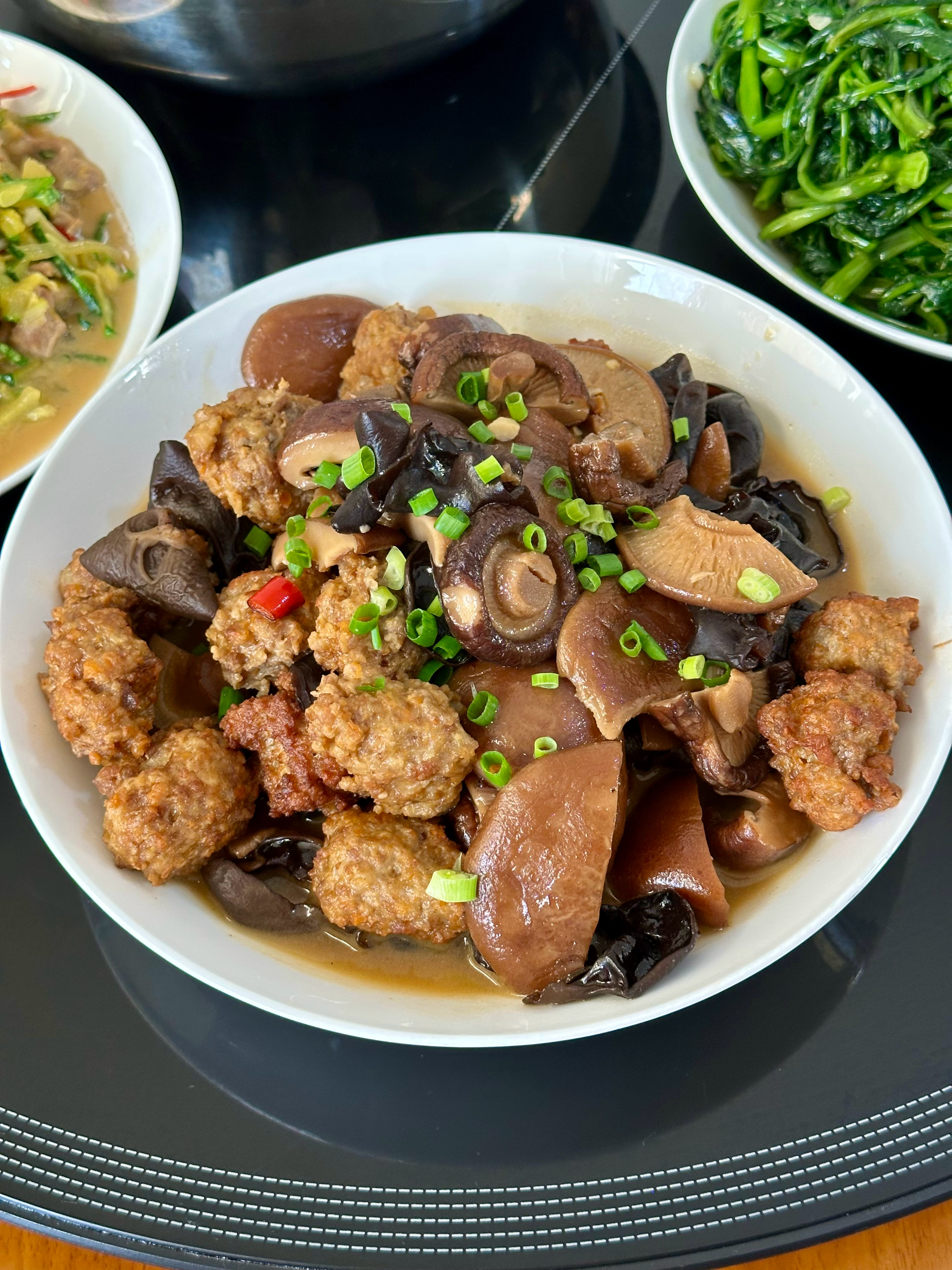 藤藤菜、西葫芦炒肉丝、平菇滑瘦肉汤，香菇红烧圆子香味扑鼻，特想用汤汁拌饭。好好吃