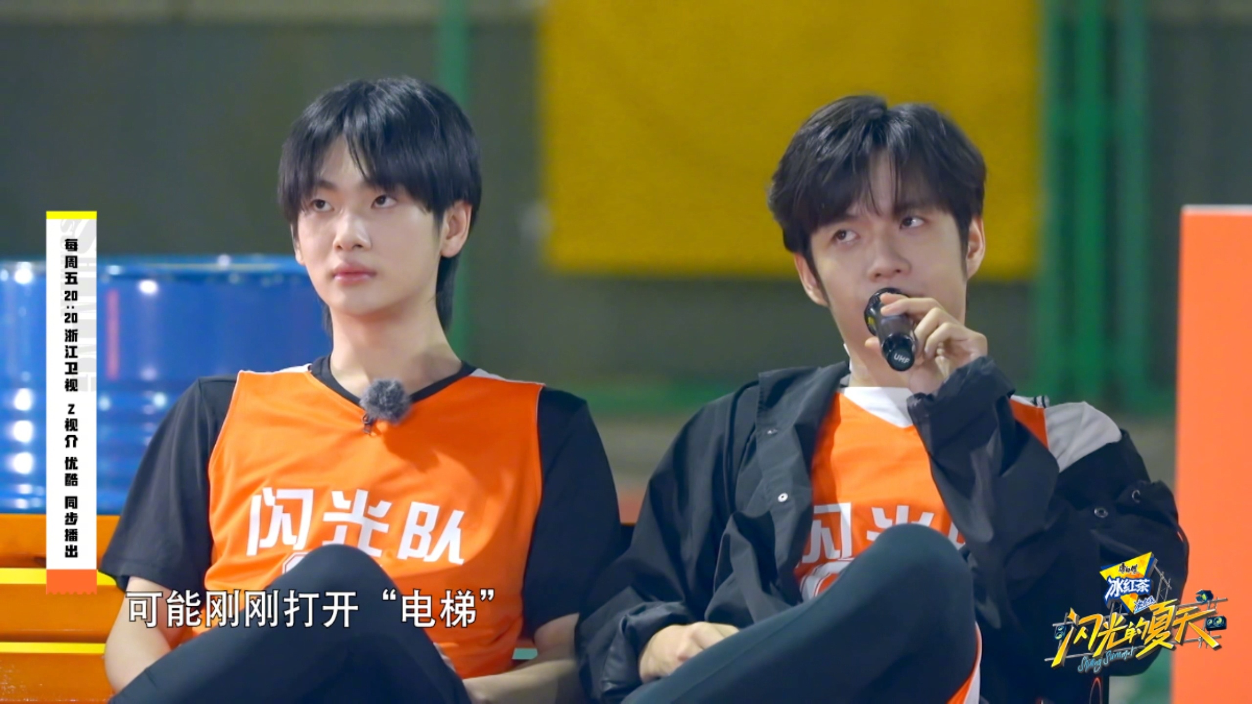 #周震南张颜齐复制粘贴#周震南和张颜齐在场边看篮球赛，俩人的动作完全就是复制粘贴