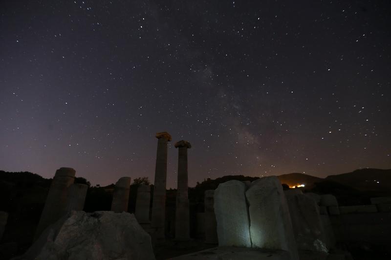 土库曼斯坦有不少重要的历史遗迹。比如梅尔夫古城，它曾是古代丝绸之路上的重要枢纽。