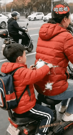 看把路过的大爷乐的！是不是想起自己小时候了？这位妈妈也真是麻木，不断飞过去的羽绒